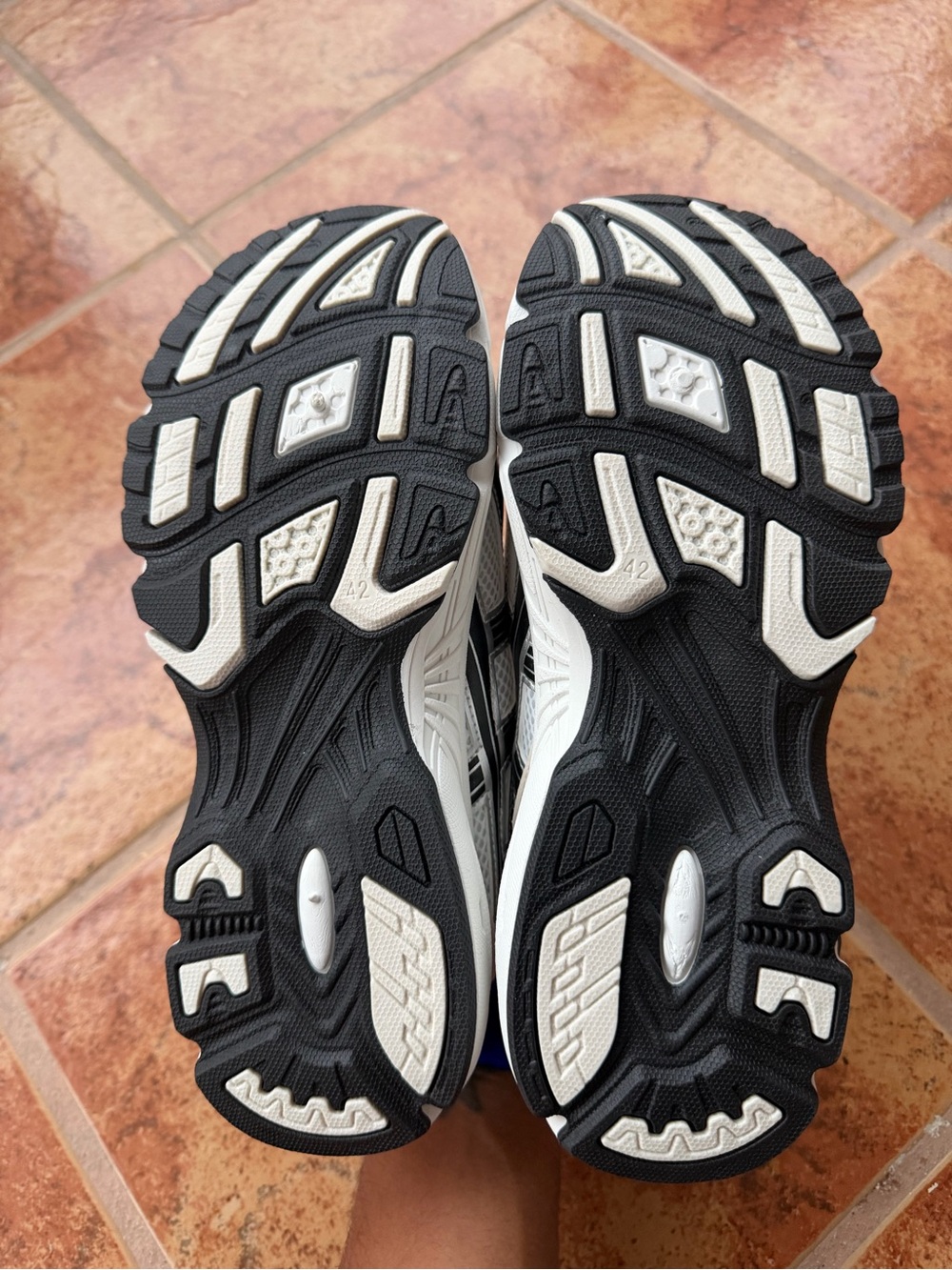Size 9 Men’s And Women’s 10.5 - Asics Gel Kayano 14 White and Silver Cream - Picture 6 of 7